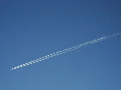 След от самолета в небе - фото и картинки: 53 штук