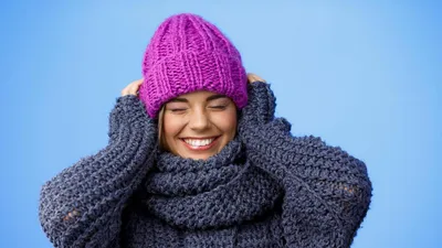 Вместо шапки и балаклавы: шерстяной чепец — самый модный головной убор зимы  2023