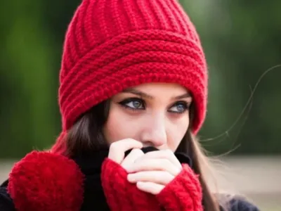 Самые модные шапки 2020: подбираем по типу лица | Мода для невысоких  женщин, Зимний образ, Мода в холодную погоду