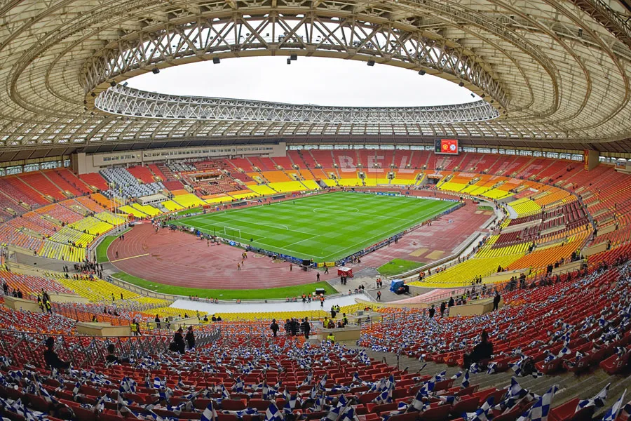 Стадион выше. Футбольный стадион Лужники. Стадион Лужники до реконструкции. Стадион Лужники Москва старый.