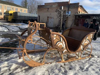 лошадь, запряжённая в русские сани ждёт хозяина в зимний морозный день  Stock Photo | Adobe Stock