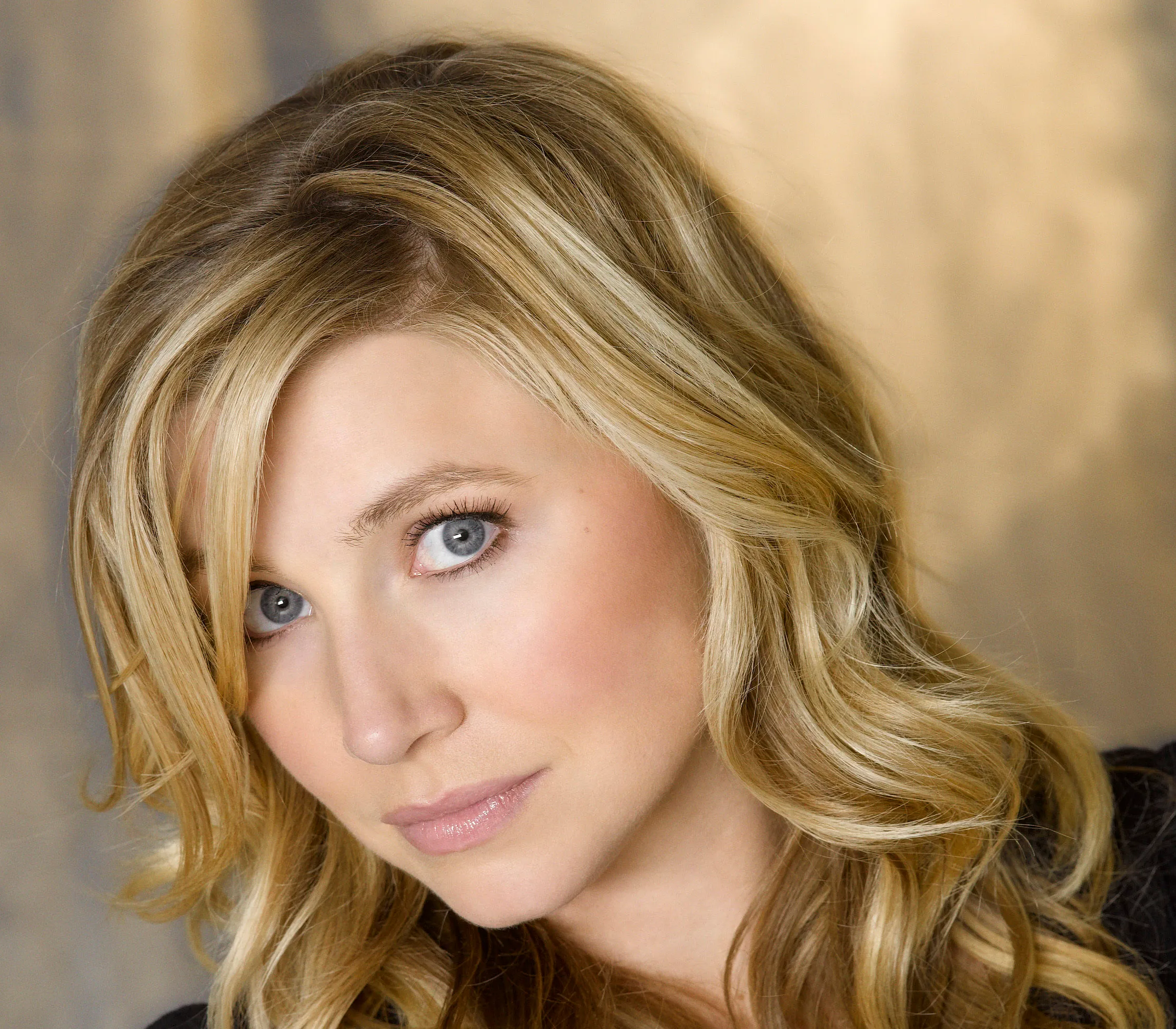 Актриса sarah. Sarah Chalke. Эллиот Рид актер.