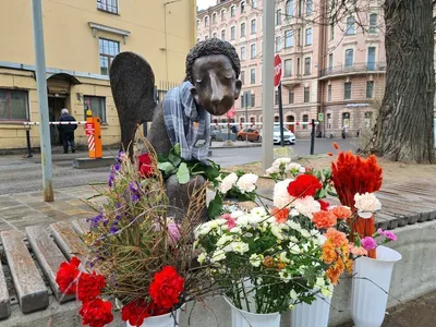 К «Печальному ангелу» несут цветы в годовщину смерти Романа Шустрова