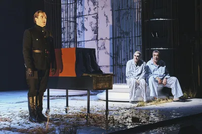ФОТО. \"Я еще жив!\" Постановкой о кровавом тиране Калигуле Театр им. М.  Чехова отметил 140-летие
