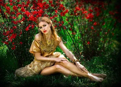 Обои на рабочий стол Светлорусая девушка в желтом платье с аппликациями  сидит на лугу среди красных цветов и зеленой травы. Визаж Анастасия Комарова,  обои для рабочего стола, скачать обои, обои бесплатно