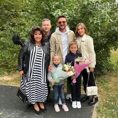 Все родные на одном фото: Лазарев показал редкий семейный снимок в честь 1  сентября