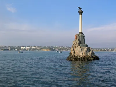Город-герой Севастополь, памятник затопленным кораблям, на фоне берега моря  и города - обои на рабочий стол