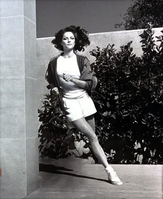Свингующая мода 60-х и 70-х годов: актриса и муза Хельмута Ньютона самые знаковые классические наряды Шарлотты Рэмплинг, включая смокинг для курящих от Ива Сен-Лорана