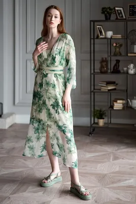 Купить роскошное шелковое платье на запах с отложным воротником беж с  доставкой и примеркой в интернет магазине olalafason.ru в Москве