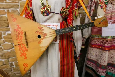 Москвичка собирает в деревнях уникальные русские народные инструменты и  играет на них