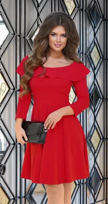 Красивое красное платье длины миди с шикарным вырезом и небольшим разрезом  сзади
