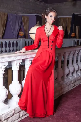 Красивое красное платье с гипюром