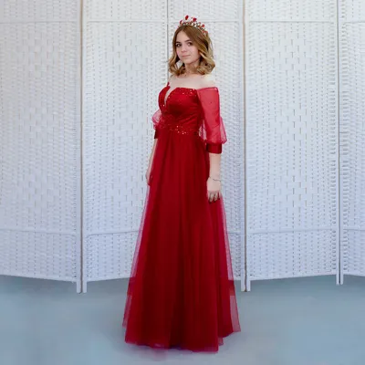 красивое красное платье невесты со свадебным букетом цветов в руке без  одежды для лица Стоковое Фото - изображение насчитывающей влюбленность,  бобра: 218877828