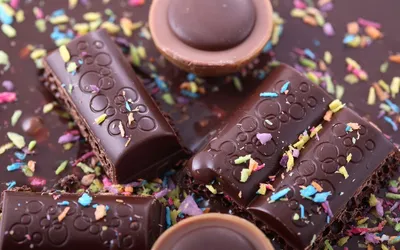 Фото Шоколадки и конфеты в конфетти