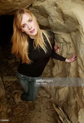 Актриса Шона Макдональд позирует для портретов у входа в пещеру... | Шона Макдональд, Позы, Актрисы