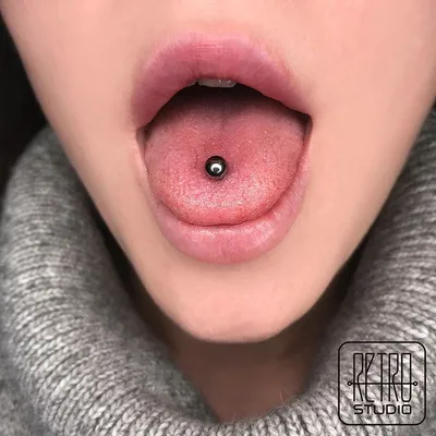 Прокол языка, пирсинг языка, штанга в языке, tongue piercing, пирсинг,  красивый пирсинг, пирсинг Тюмень, пирсинг… | Tongue piercing, Ear piercings  tragus, Piercings