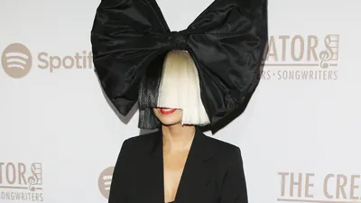 Why does Sia cover her face? | The US Sun