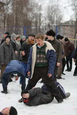 Стрелки, кровь на асфальте, похороны всем районом: младший Янковский в  сериале «Слово пацана» | STARHIT