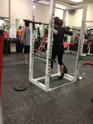 Смешной тучный человек делая тренировки в спортзале Стоковое Фото -  изображение насчитывающей здорово, одно: 124799986