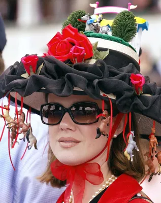 Различные смешные шляпы для партии и праздники Masquerade вектор  Иллюстрация вектора - иллюстрации насчитывающей одежды, хэллоуин: 93865529