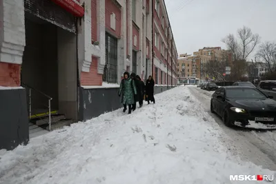 Сугробы на остановках и скользкая плитка: как выглядит центр Москвы под  снегопадом и когда он закончится — фото и видео 19 декабря 2022 г. - 19  декабря 2022 - msk1.ru