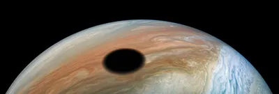Фото дня: тень спутника Ио на поверхности Юпитера