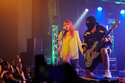 Фанаты «Кис-Кис» кидали наручники и бюстгальтеры на сцену во время концерта  группы во Владимире, а после устроили панк-слэм