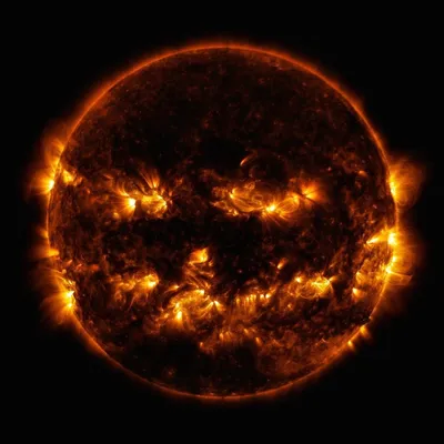 NASA опубликовало фото Солнца, похожего на фонарь из тыквы к Хэллоуину -  28.10.2019, Sputnik Беларусь