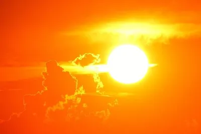 Улыбка солнца - астрономы NASA сделали уникальное фото улыбающегося Солнца  и объяснили природу явления - фото