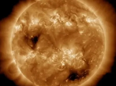 На Солнце появилась огромная дыра: к Земле полетел поток плазмы со  скоростью в 2,8 млн км/час (фото)