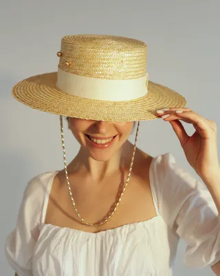 Соломенная шляпа с широкими полями и черной лентой