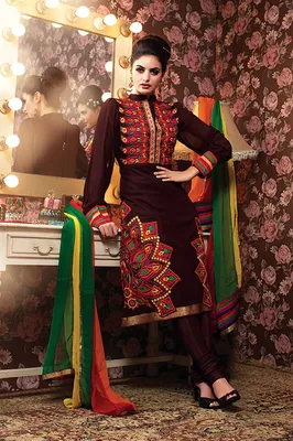 В Туркменистане прошел предновогодний показ мод современных национальных  нарядов | Общество