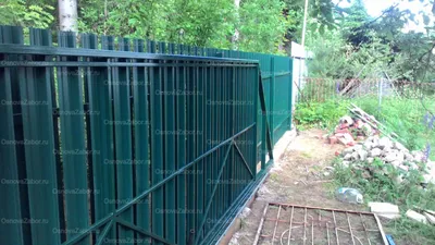 Забор с откатными воротами и калиткой из металлического штакетника ‣  OsnovaZabor.ru