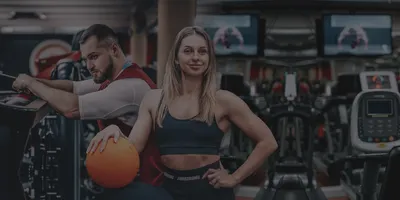 Sporty молодая женщина работая с штангой в спортзале Спорт, фитнес,  Powerlifting и концепция людей Стоковое Фото - изображение насчитывающей  кавказско, телохранителя: 116728090