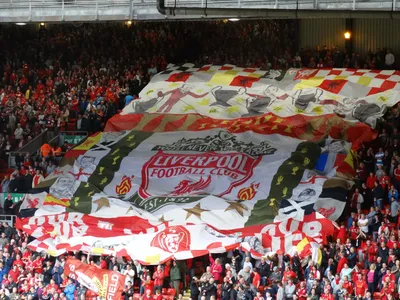 Стадион Anfield, домашняя земля клуба футбола Ливерпуля в Великобритании  Редакционное Изображение - изображение насчитывающей оуэн, чемпионы:  123423670