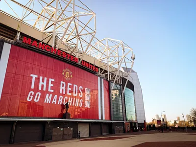 Старый стадион Trafford - Манчестер Юнайтед Редакционное Изображение -  изображение насчитывающей лига, красные: 26665325