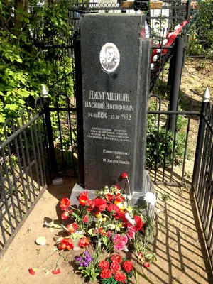 Файл:Могила (кенотаф) И.В.Джугашвили (Сталина) на Арском кладбище  Казани.JPG — Википедия