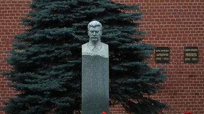 КПРФ возложила цветы к могиле Сталина у Кремлевской стены - РИА Новости,  05.03.2022