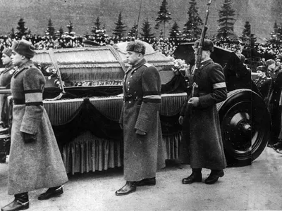 Они боятся его даже мертвого» 60 лет назад тело Сталина тайно вынесли из  Мавзолея и похоронили. Кому это было нужно?: Общество: Россия: Lenta.ru
