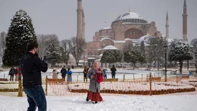 В Анталье град размером с перепелиное яйцо, Стамбул завалило снегом — фото  - 31.01.2023, Sputnik Кыргызстан