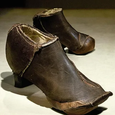Зачем в старину делали обувь с загнутыми носками?