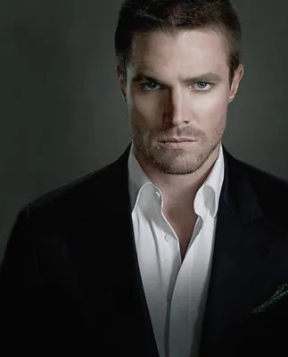 https://www.hellomagazine.com/film/20210901120760/arrow-star-stephen-amell-breaks-silence-removed-flight/