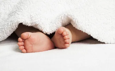 Сухая кожа у ребенка на теле, ногах и руках: причины и что делать
