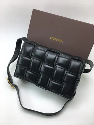 Женская кожаная сумка Bottega Veneta Padded Cassette Bag черная - купить в  Москве с доставкой по РФ