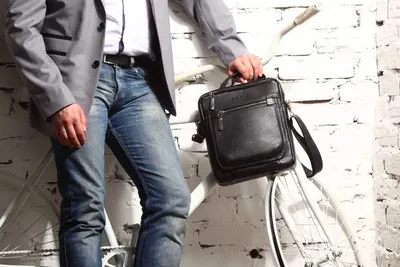 Модно и удобно: мужская сумка через плечо на каждый день