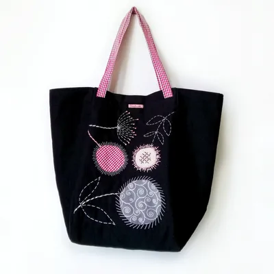Большая черная женская текстильная сумка-тоут ручной работы с аппликацией и  вышивкой в магазине «oksunnybunny» на Ламбада-маркете