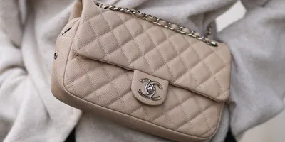 Chanel запретил носить свои товары в России — клиентки режут сумки и  призывают к бойкоту - Афиша Daily