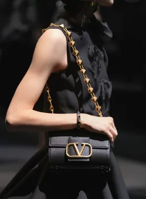 Новая it bag Roman Stud от Valentino в вязаной версии согреет не только  руки, но и сердце