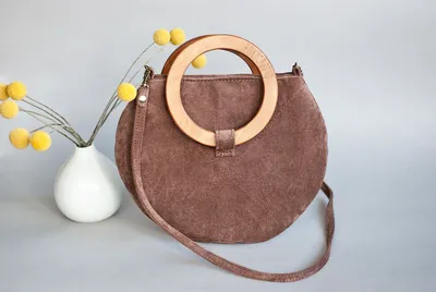 круглая коричневая сумка EMMA с деревянными ручками