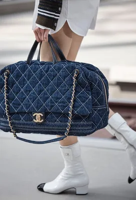 Совместная коллекция с Барби, свингующие 1960-е и новая сумка Chanel —  модный обзор новых коллекций | Glamour